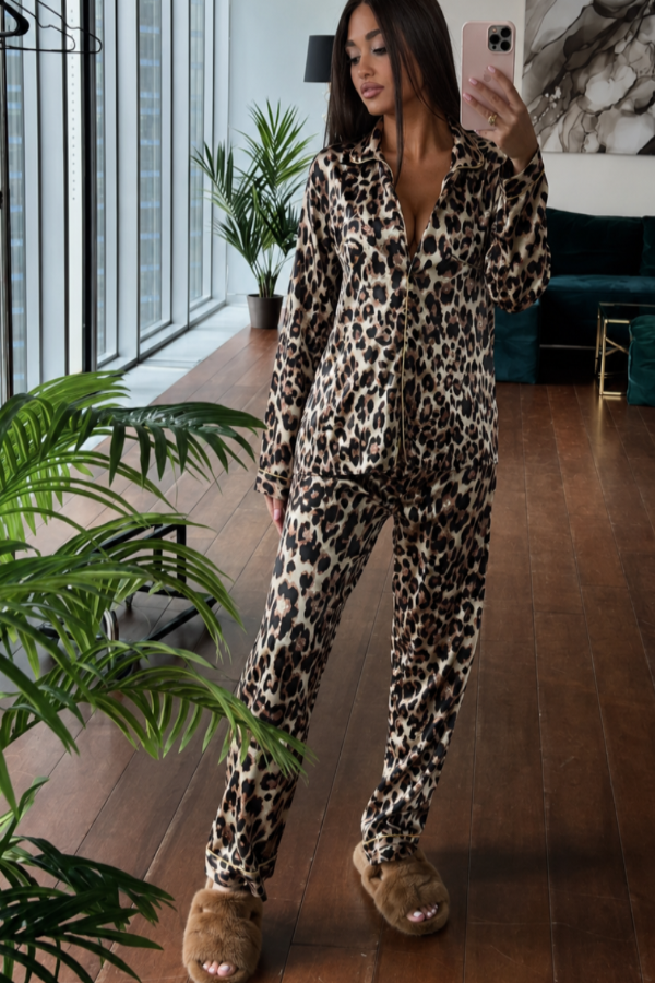 Woman taking a mirror selfie wearing Villa Vibes Midnight leopard print outfit in a modern room.