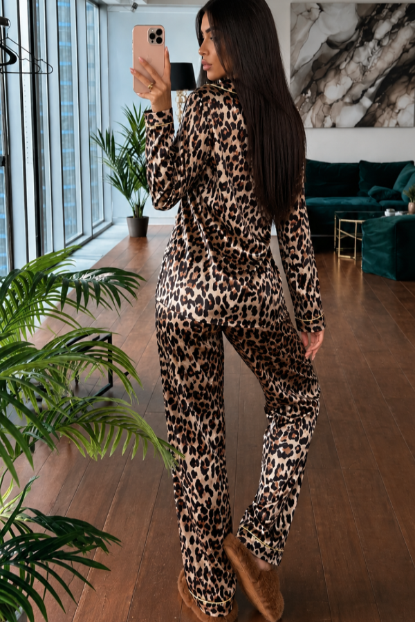 Woman in Villa Vibes Midnight leopard print outfit taking a mirror selfie in a modern living room.